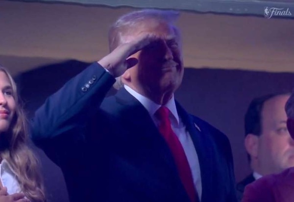 Donald Trump é vaiado em jogo das finais da NBA durante o hino dos EUA