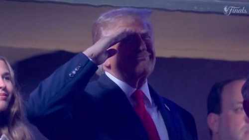 Donald Trump é vaiado em jogo das finais da NBA durante o hino dos EUA
