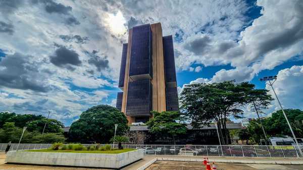 CCJ do Senado aprova PEC que garante autonomia financeira ao Banco Central