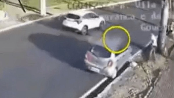 Bebê é arrastado em capô de carro após família ser atropelada na Paraíba