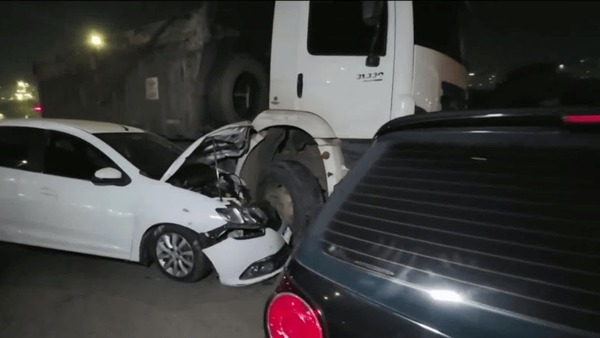 Vídeo mostra racha de caminhões que terminou em acidente com 10 veículos