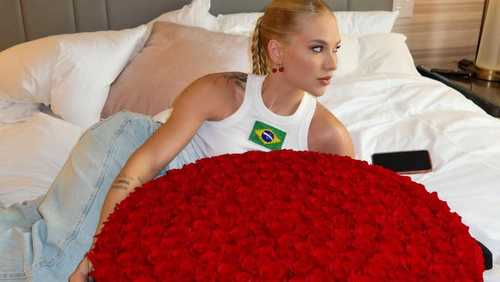 Voltaram? Virginia posa com buquê de rosas e ganha comentário de Vini Jr.