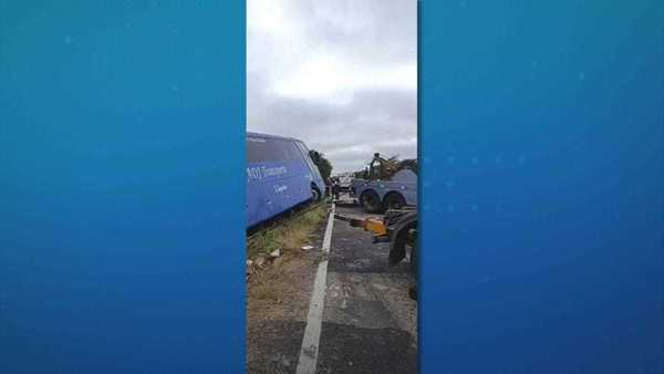 Ônibus com time de basquete capota e deixa ao menos 7 mortos no Ceará