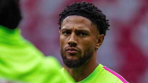 Goleiro da Nigéria chama atenção por beleza e atrai famosas na Copa