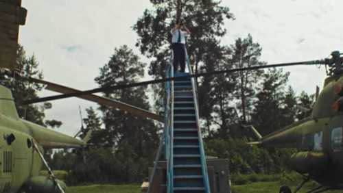 Premonição? Oliver Tree tem clipe no qual aparece entre dois helicópteros