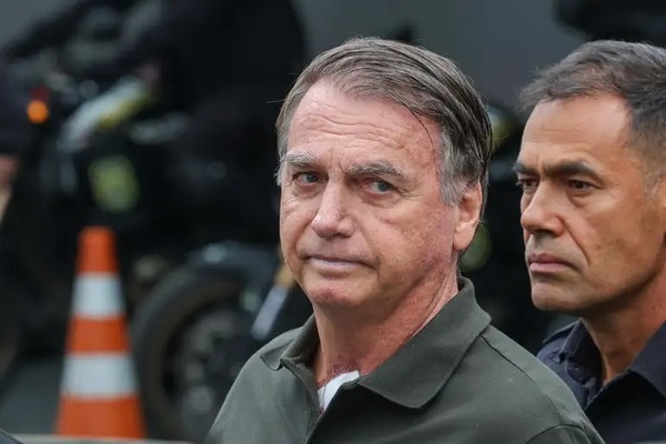 Moraes dá 24h para defesa de Bolsonaro explicar arma apreendida pela PMDF