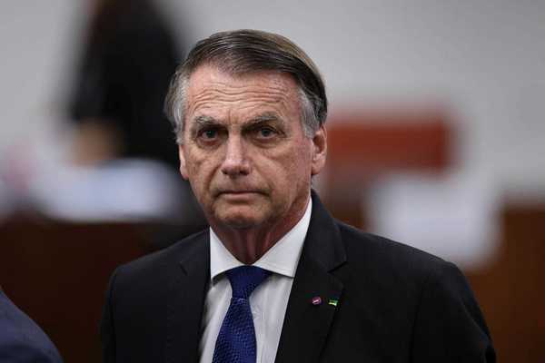 PM encontra arma registrada em nome de Bolsonaro com sargento do GSI