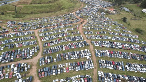 Cemitério de carros: pátio com 5 mil veículos preocupa moradores em Jacareí
