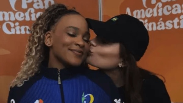 Rebeca Andrade publica foto com mulher misteriosa; assessoria nega namoro