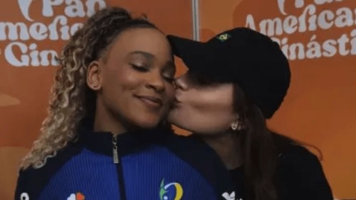 Rebeca Andrade publica foto com mulher misteriosa; assessoria nega namoro