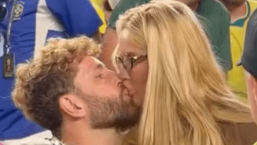 Juntos! Karoline Lima e Léo Pereira se beijam após jogo da Seleção nos EUA