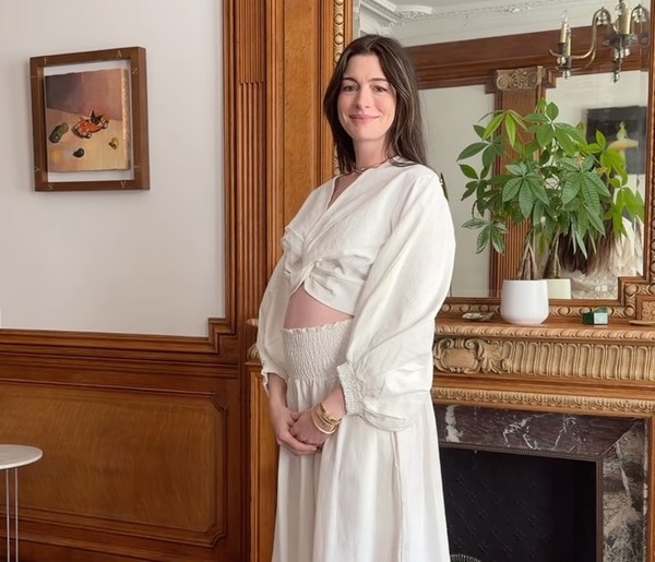 Anne Hathaway anuncia gravidez do terceiro filho e mostra barriga aos fãs