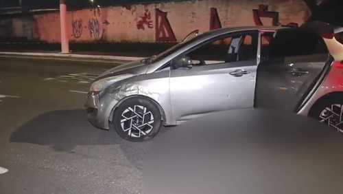 Motorista fura bloqueio, tenta atropelar PMs e acaba baleado em SP