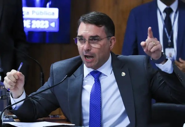 Flávio Bolsonaro envia pedido aos EUA para debater novas tarifas ao Brasil