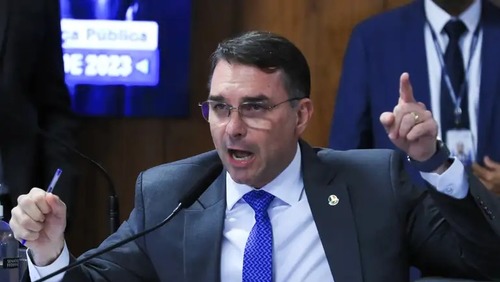 Flávio Bolsonaro envia pedido aos EUA para debater novas tarifas ao Brasil