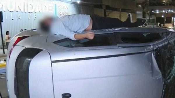 Homem é flagrado dormindo em cima de carro após capotamento no ES