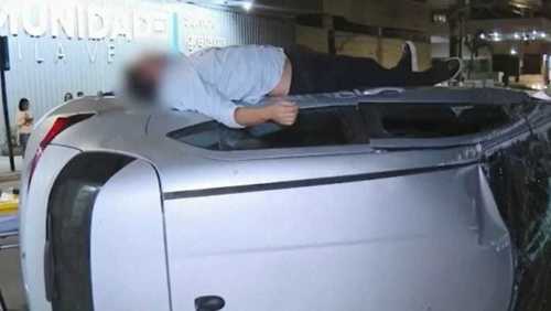 Homem é flagrado dormindo em cima de carro após capotamento no ES