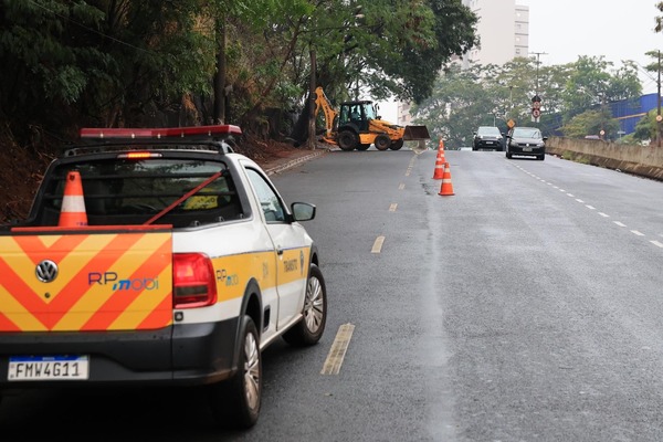 Prefeitura de Ribeirão Preto implanta proteção preventiva para evitar deslizamento de rochas na Avenida Meira Junior