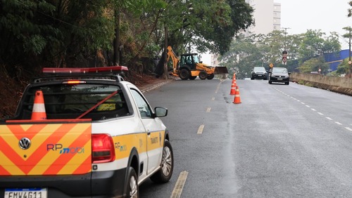 Prefeitura de Ribeirão Preto implanta proteção preventiva para evitar deslizamento de rochas na Avenida Meira Junior