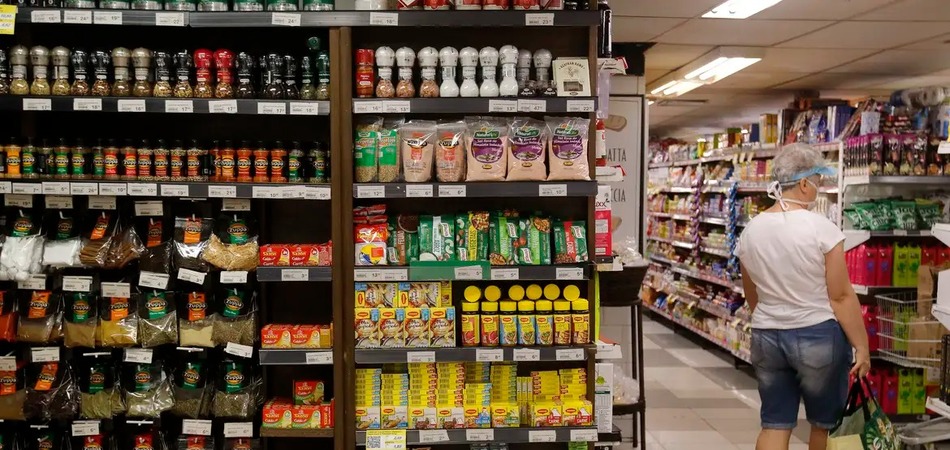 Fabricação de produtos alimentícios liderou geração de empregos na indústria em 2024, diz IBGE