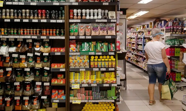 Fabricação de produtos alimentícios liderou geração de empregos na indústria em 2024, diz IBGE