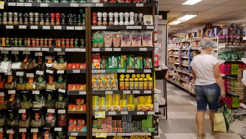 Fabricação de produtos alimentícios liderou geração de empregos na indústria em 2024, diz IBGE