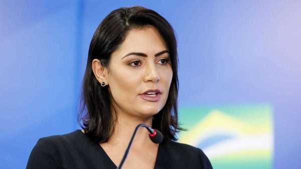 Michelle Bolsonaro relata 'punhalada' de Flávio após conflitos políticos