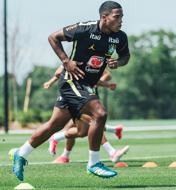 Último romântico? Endrick usa esparadrapo em jogo e motivo chama a atenção
