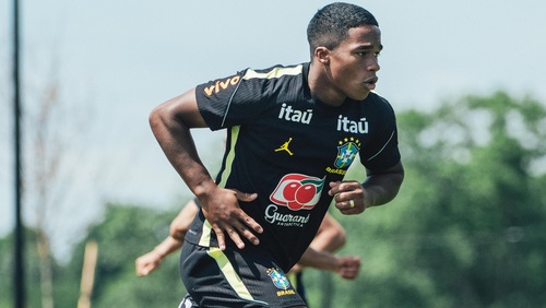 Último romântico? Endrick usa esparadrapo em jogo e motivo chama a atenção