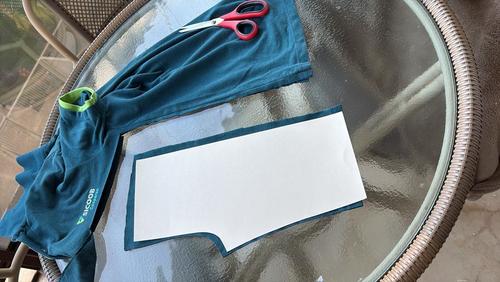 Projeto social transforma uniformes usados em roupas infantis para doação