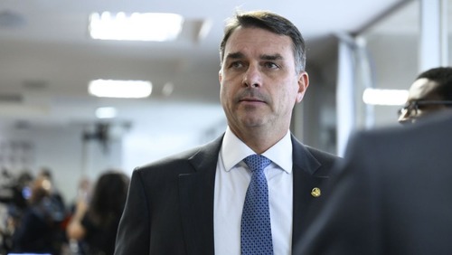 Flávio Bolsonaro nega ofensa a Michelle e diz agir com respaldo do pai