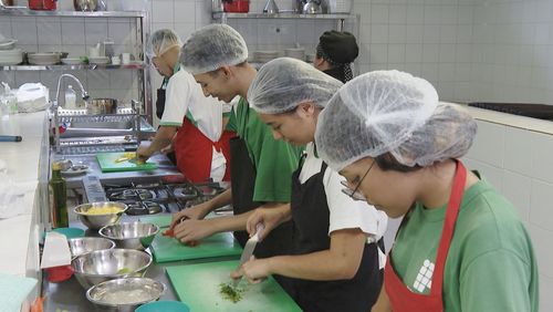 Desemprego até maio cai para 5,6%, o menor já registrado no período, segundo IBGE