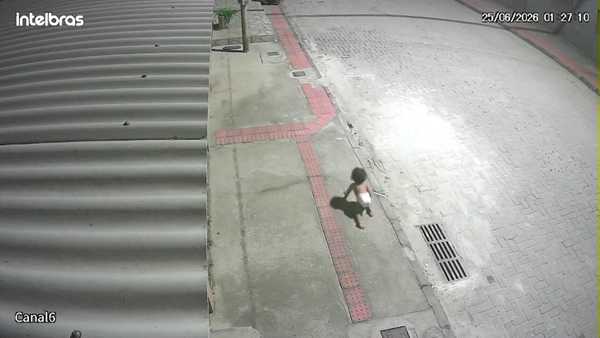 Bebê é flagrado engatinhando sozinho em rua de Vila Velha (ES)