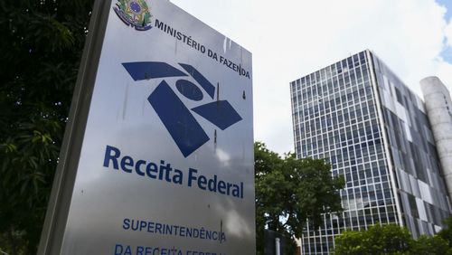 Receita paga nesta terça maior lote de restituição do IR da história