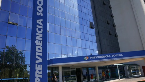 Fila do INSS cai ao menor nível em 21 meses, com 1,8 milhão de pedidos