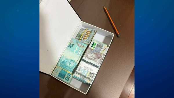 PF acha dinheiro em livros falsos em ação que mirou aliados de líder do PL