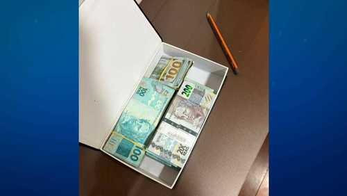 PF acha dinheiro em livros falsos em ação que mirou aliados de líder do PL