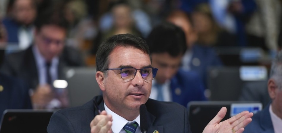 Flávio repreende fala de aliado sobre mulheres: "Não faz parte da campanha"