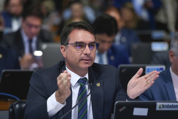 Flávio repreende fala de aliado sobre mulheres: "Não faz parte da campanha"