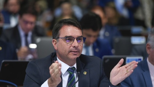 Flávio repreende fala de aliado sobre mulheres: "Não faz parte da campanha"