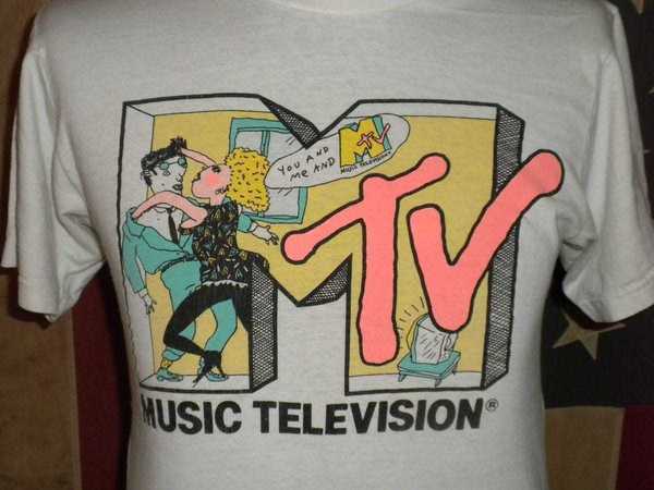 Tem uma em casa? Camisetas nunca usadas dos anos 80 viraram ouro