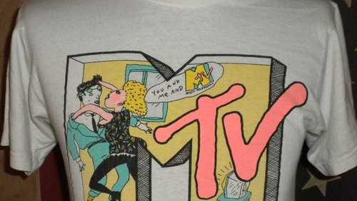 Tem uma em casa? Camisetas nunca usadas dos anos 80 viraram ouro