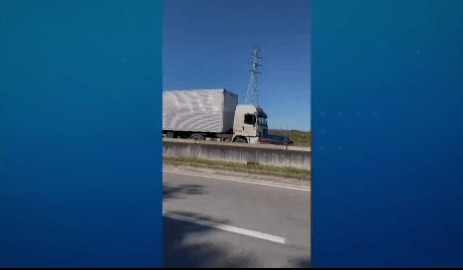 Carreta arrasta carro de idosa em São José dos Campos, no interior de SP