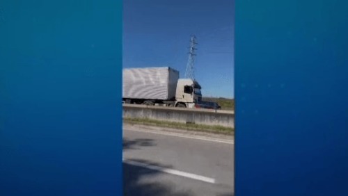 Carreta arrasta carro de idosa em São José dos Campos, no interior de SP