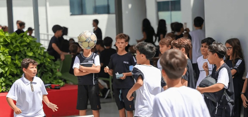 Proibição de celular nas escolas melhora concentração, dizem professores