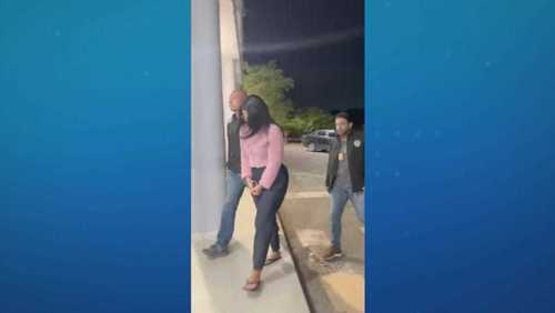 Diarista suspeita de matar casal de idosos a facadas é presa em MG