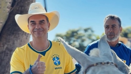 Flávio Bolsonaro diz que irá aos EUA debater tarifas e "defender nosso Pix"