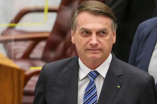 Moraes ordena que Exército entregue armas de Bolsonaro à PF; veja a lista