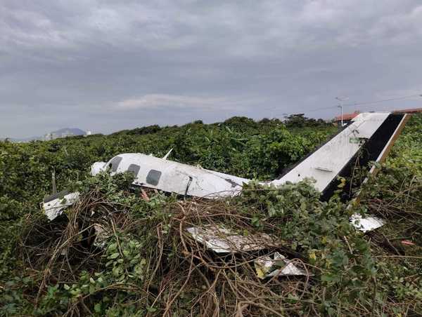 Avião de pequeno porte cai em praia de SC e deixa dois em estado grave