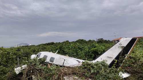 Avião de pequeno porte cai em praia de SC e deixa dois em estado grave